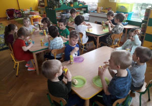 Dzieci jedzą upieczone bułki