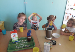 Dzieci piją gotowe koktajle.