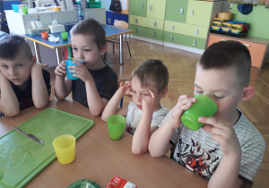 Dzieci piją gotowe koktajle.