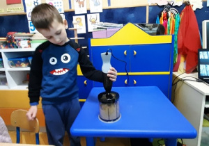 Chłopiec blenduje herbatniki.