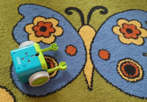 Robot "Botley" na dywanie.