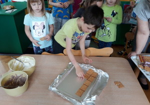 Dzieci układają herbatniki.