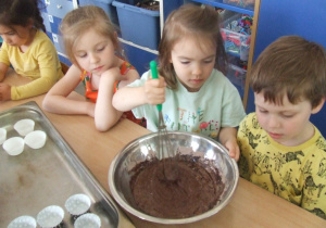 Dziewczynka miesza składniki ciasta.