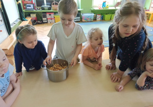 Dzieci mnieszają ryż z roztopionymi krówkami.