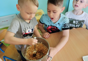 Dzieci mnieszają ryż z roztopionymi krówkami.