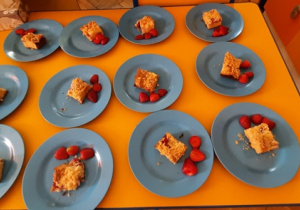 Kawałki ciasta na talerzykach dla dzieci do degustacji.