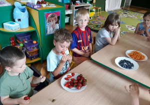 Dzieci smakują owoce.
