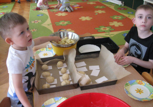 Chłopcy układają swoje ciastka.