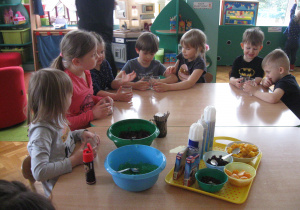 Dzieci przygotowują produkty do deseru.