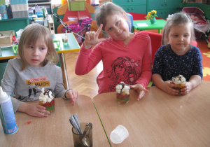 Dzieci pokazują gotowy deser.