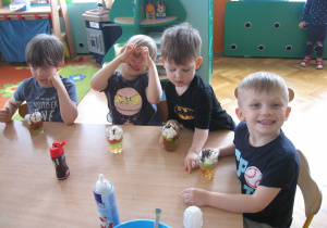 Dzieci pokazują gotowy deser.