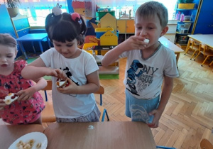 Dzieci zjadają babeczki.