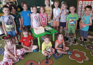 Dzieci prezentują wykonaną skrzyneczkę z drewna.