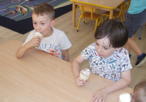 Dzieci jedzą lody.