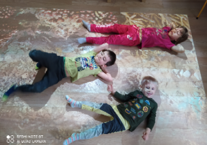 Dzieci relaksuja się na podłodze interaktywnej