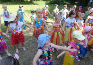 Dzieci uczą się układu tanecznego.