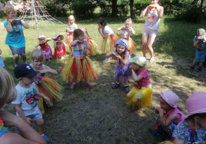 Dzieci wykonują taniec hula.