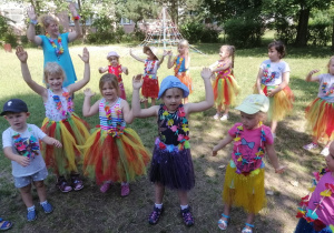 Dzieci wykonują taniec hula.
