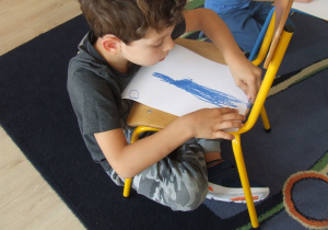 Chłopiec rozpoczyna rysowanie.