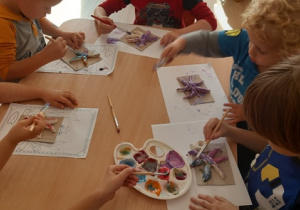 Dzieci maluja farbami rozgwiazdy wykonane z masy solnej