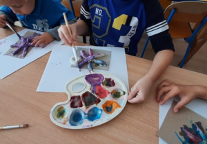 Dzieci malują farbami rozgwiazdy wykonane z masy solnej
