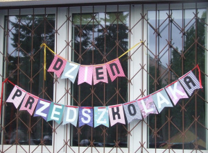 dekoracja z napisem - dzień przedszkolaka