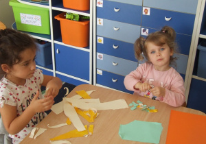 Dzieci wydzierają papiery.