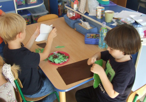 Dzieci wydzierają papiery.