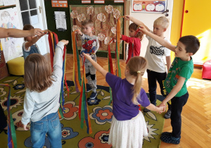 Dzieci tańczą z wstążkami.