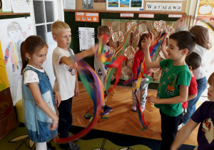 Dzieci tańczą z wstążkami.