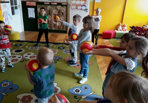 Dzieci tańczą z piłkami.