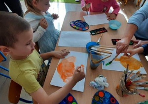 Dzieci malują warzywa.