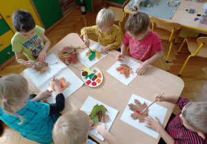Dzieci malują liście