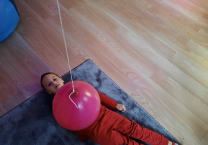 Chłopiec bawi się balonem
