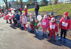 Dzieci stoją na trasie biegu: Biegnij Niepodległa