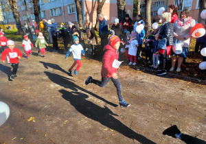 Uczestnicy biegną na trasie biegu: Biegnij Niepodległa