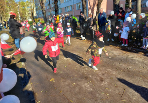 Uczestnicy biegną na trasie biegu: Biegnij Niepodległa