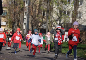 Dzieci biegną w biegu.