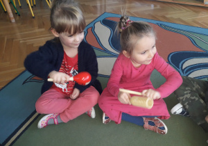 Dziewczynki grają na instrumentach.