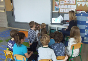 Nauczycielka pokazuje prezentację o Europie.