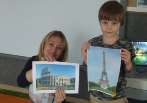 Nauczycielka i chłopiec pokazują znane budowle Europy.