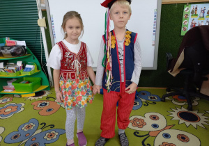 Dzieci w stroju regionalnym, krakowskim.