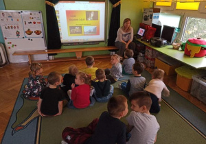 Dzieci oglądają prezentację o Łodzi.