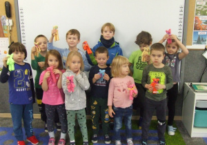 Dzieci prezentują powstałe misie.