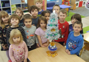 Dzieci prezentują wspólnie wykonane drzewko.