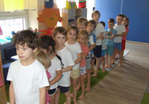 Dzieci stoją w rzędzie czekając na wykonanie ćwiczenia.