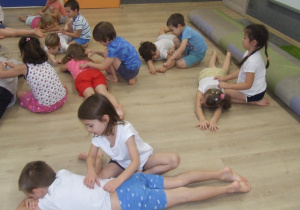 Dzieci wykonują masażyk na swoich kolegach.