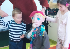 Dzieci animują lalkę.