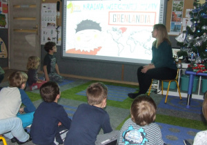 Dzieci oglądają prezentację o Grenlandii.