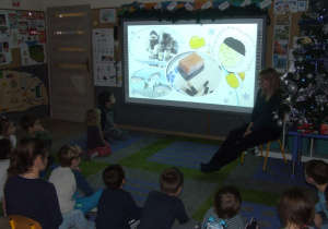 Dzieci oglądają prezentację o Grenlandii.